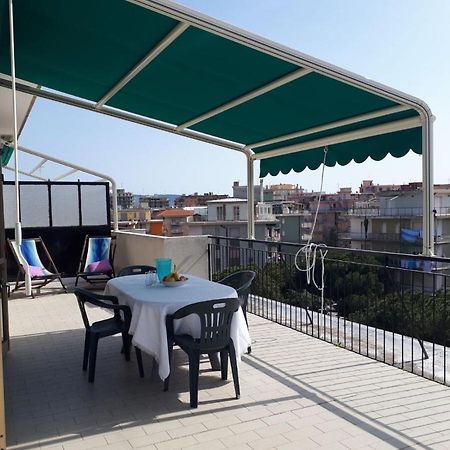 Attico Trilocale Con Solarium A Borghetto Santo Spirito Apartamento Exterior foto