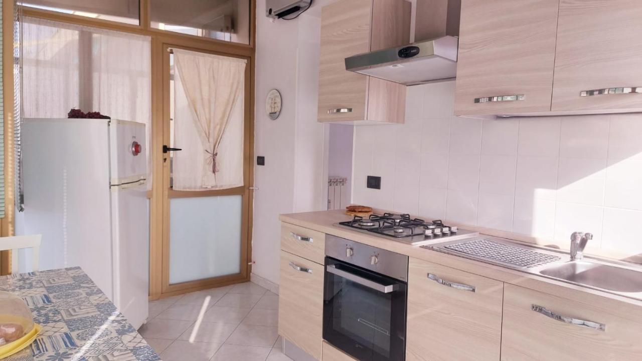 Attico Trilocale Con Solarium A Borghetto Santo Spirito Apartamento Exterior foto