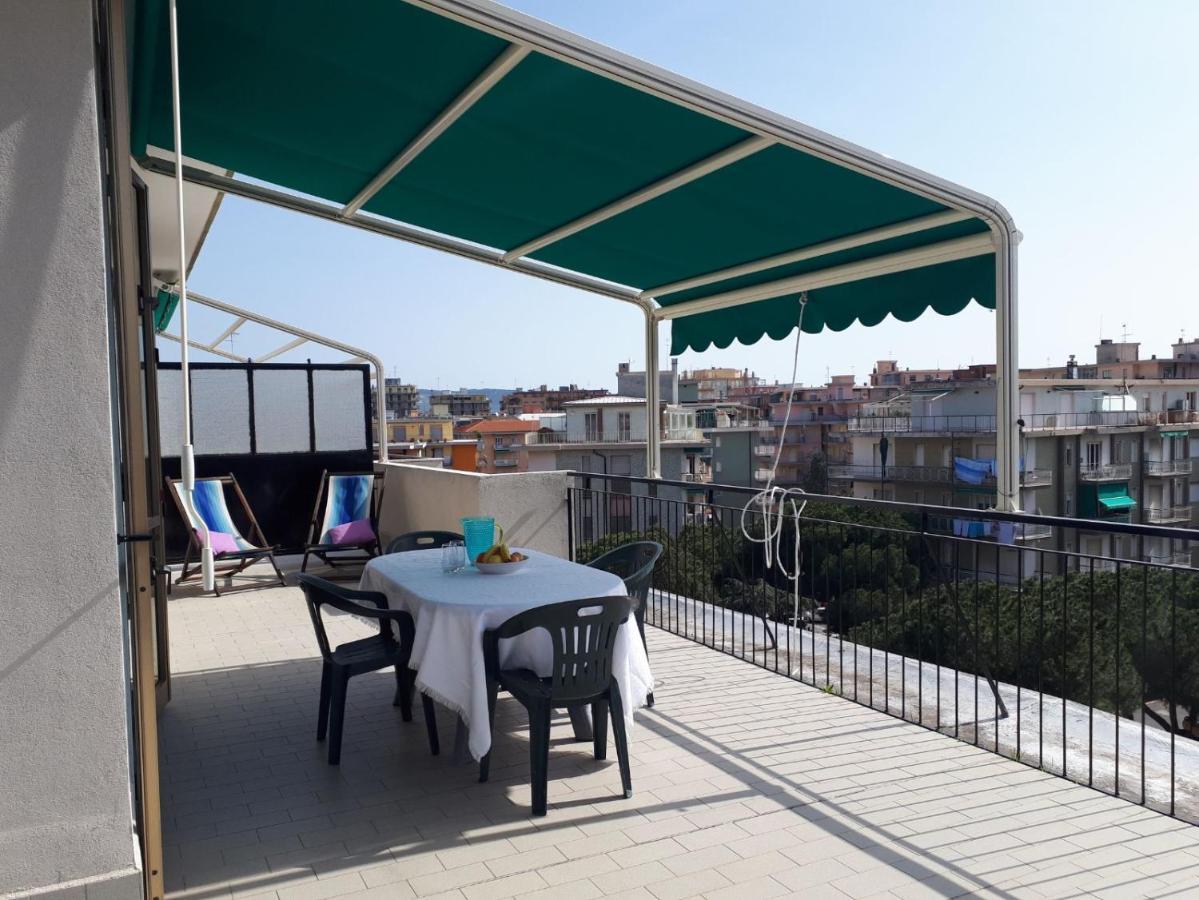 Attico Trilocale Con Solarium A Borghetto Santo Spirito Apartamento Exterior foto