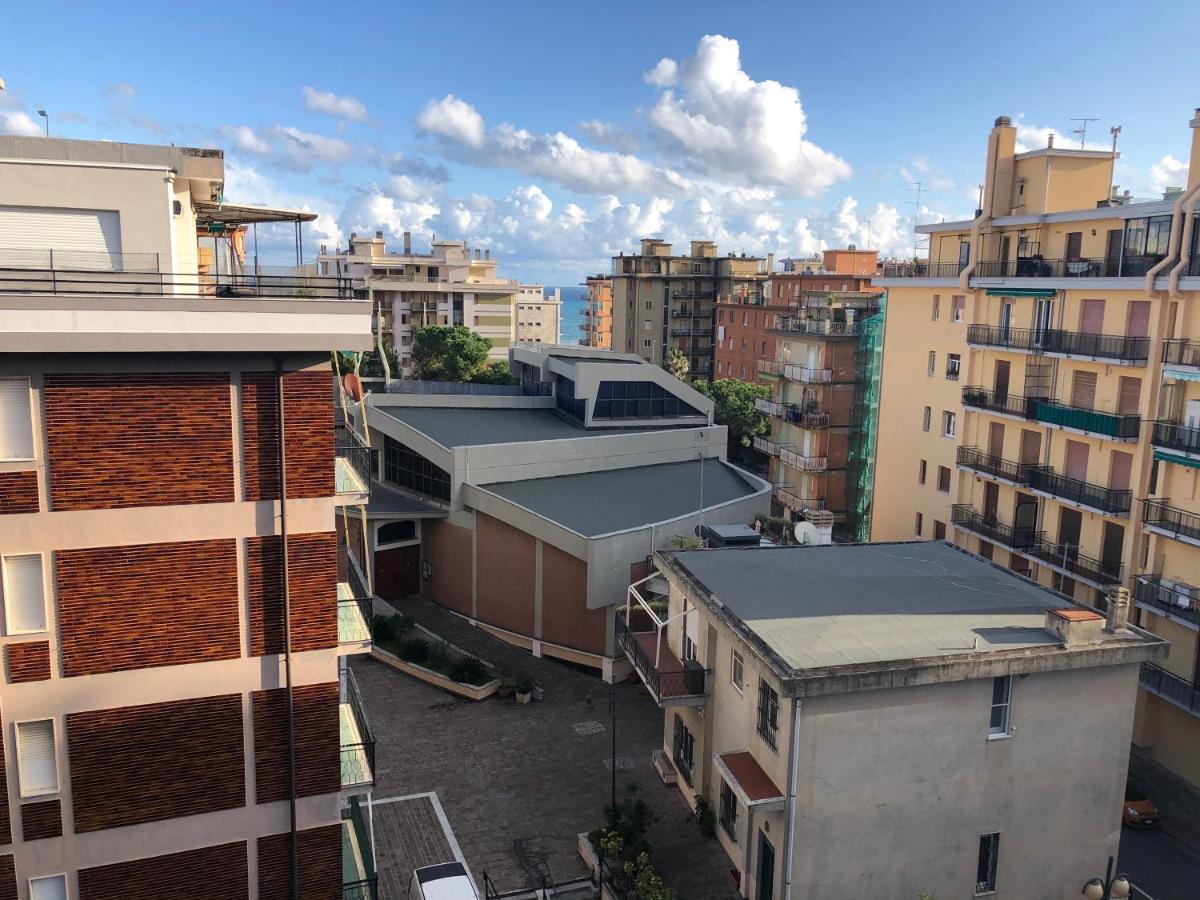 Attico Trilocale Con Solarium A Borghetto Santo Spirito Apartamento Exterior foto